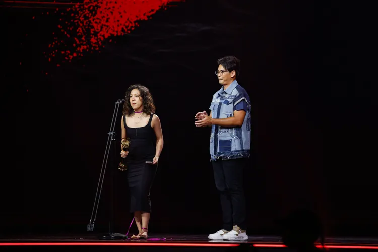 李竺芯勇奪年度專輯獎，她連鞋子都沒穿！就快步光著腳衝上上台。台視提供