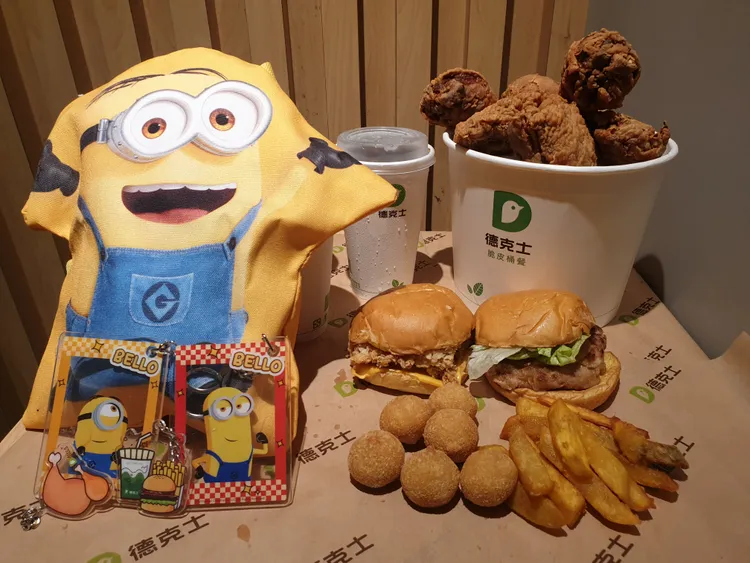 期間全台門市與官方LINE線上訂餐同步開賣小小兵限定套餐與聯名商品。德克士提供