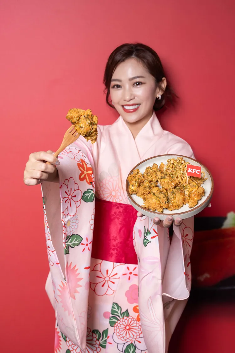 這次夏日限定「明太子無骨脆雞」，以手切無骨雞腿肉經醃製酥炸，再淋上日本直送的明太子醬。肯德基提供