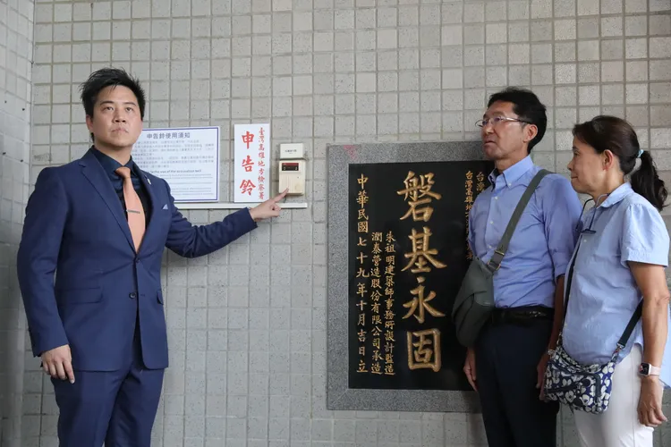 樋口夫妻18日在律師陪同下到高雄地檢署按鈴申告。翻攝畫面