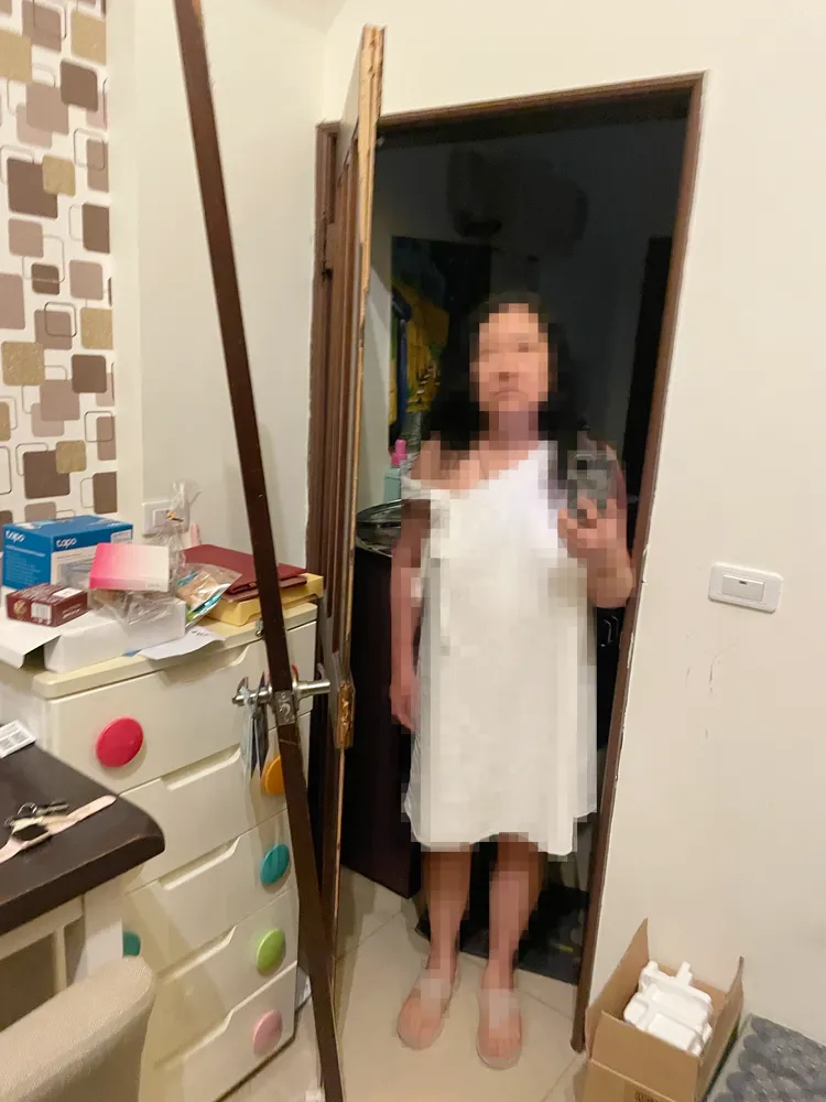 6月16日晚上8點多，邵女突然大力敲擊樋口房門，打壞房門。陳頂新律師提供