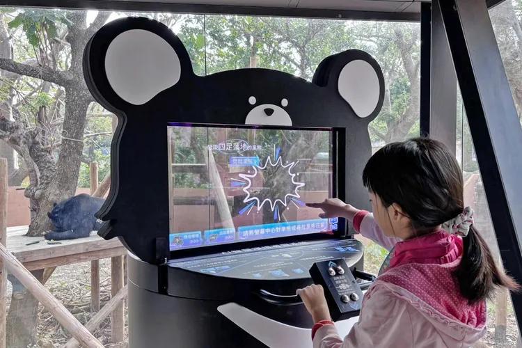 工研院透過AI虛實融合技術攜手友達光電打造「AI智慧環境導覽系統」，應用於高雄壽山動物園黑熊區，透過旋轉升降的透明螢幕，使遊客觀察黑熊及其生活區域。當遊客將螢幕指向黑熊或其環境時，系統會自動以AR模式展示黑熊的知識介紹和生活花絮，讓每位遊客都能近距離觀察黑熊的行為。工研院提供