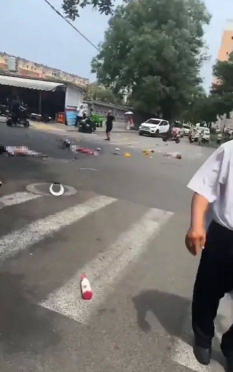 多名學童被撞倒地。翻攝自X