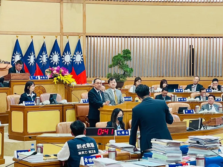 新北市長侯友宜、民政局長林耀長順應民情，未來里長汰換公務機車仍可選燃油機車，電動機車非唯一選項。呂家愷服務處提供