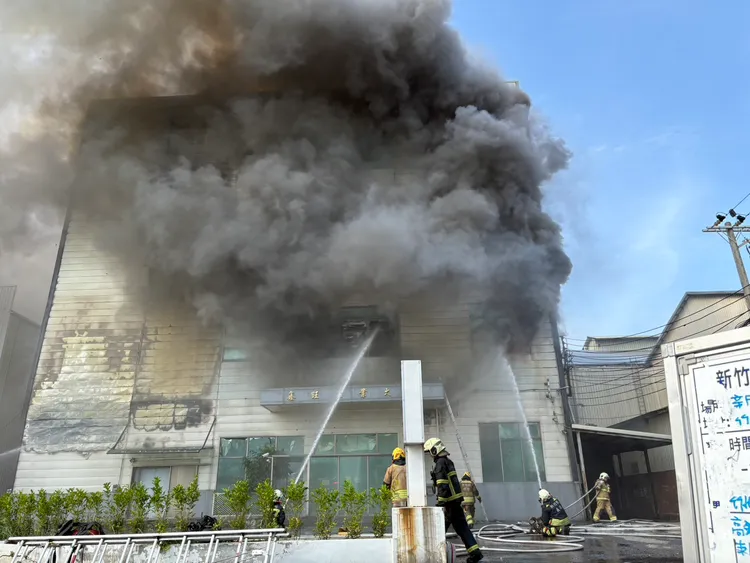 警消搶救。新竹縣消防局提供