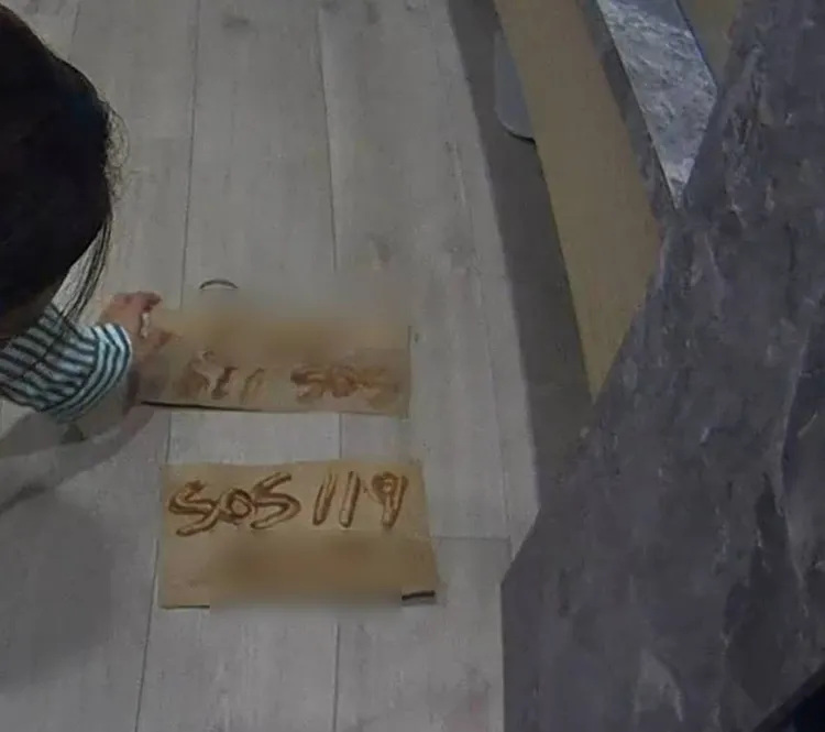 柯女在紙條上以番茄醬寫「SOS 119」，丟到外面求救。民眾提供