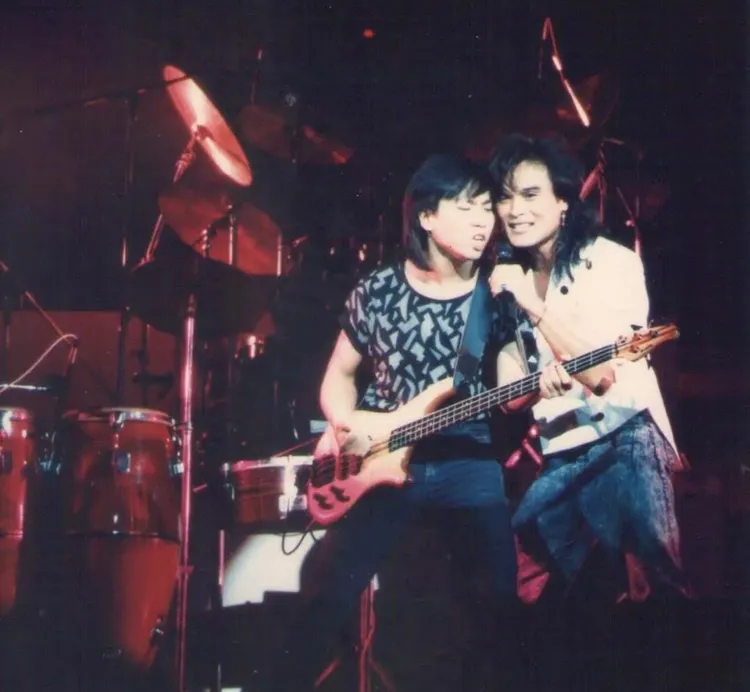 韓賢光（左）與薛岳曾組幻眼合唱團。摘自臉書