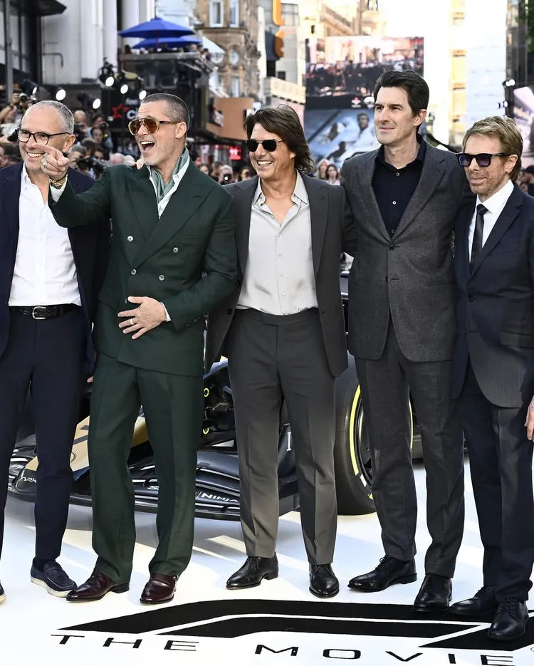 阿湯哥（中）和《F1電影》主角小布（左二）及幕後團隊合照。翻攝f1movie IG