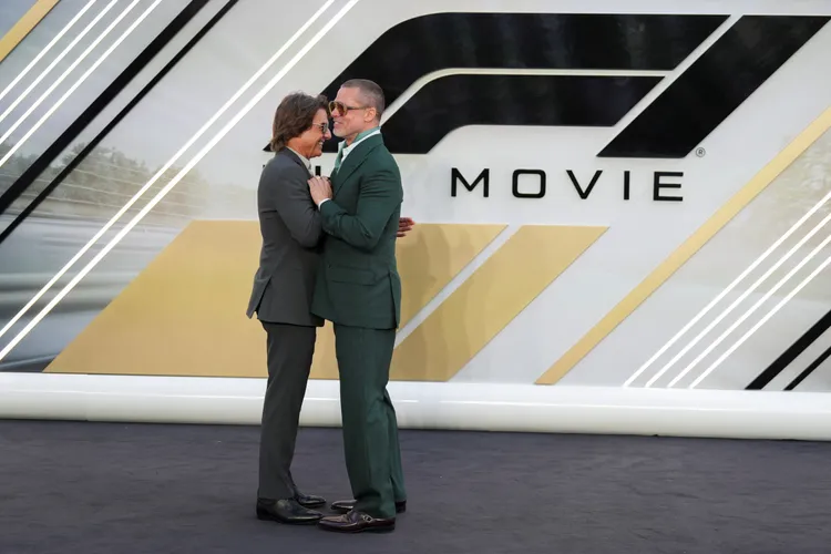 湯姆克魯斯（左）和布萊德彼特惺惺相惜。路透