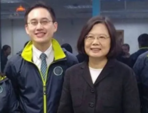 趙怡翔（左）於蔡英文（右）執政期間受到重用，並於2022年投入台北市議員選舉。擷取自趙怡翔臉書