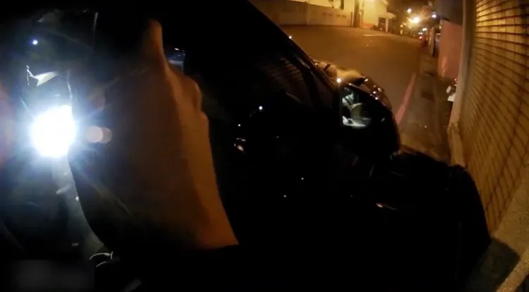 張男車輛違停紅線，在車上抽電子煙，被巡邏警方搜出毒品。翻攝畫面