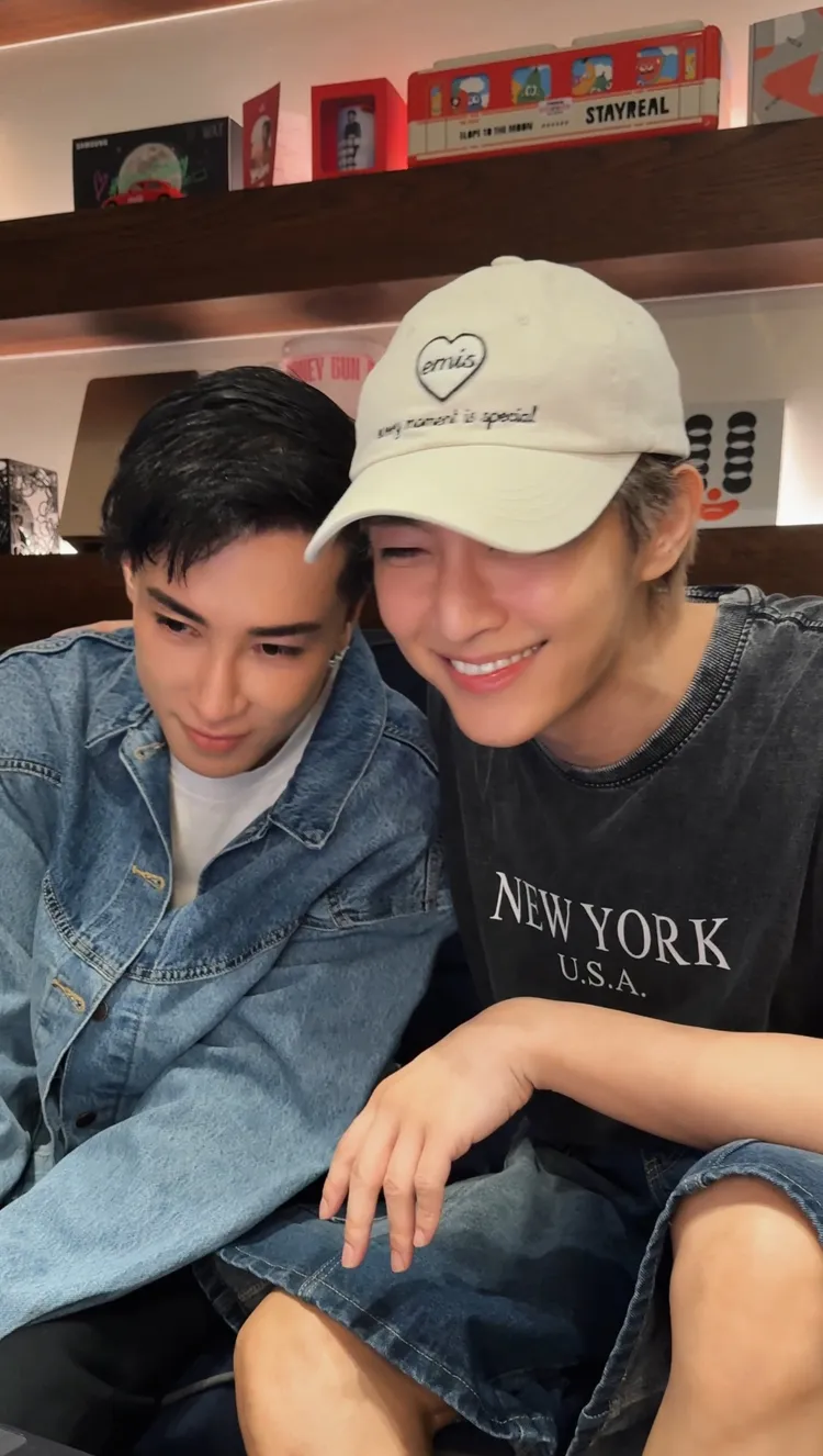 炎亞綸（右）為好友助陣宣傳。Fame Glory提供