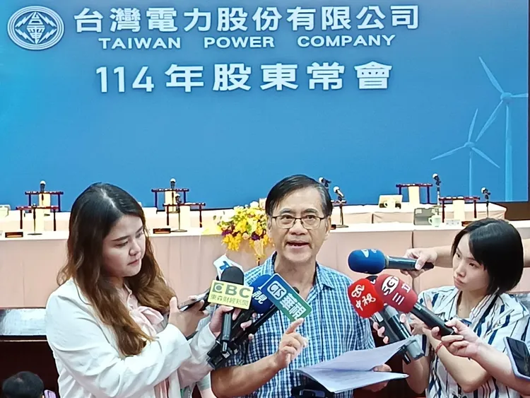 台電今天下午召開股東會，小股東不滿台電已連續20年未分配任何股息，痛批「大股東A公司錢」台電民股自救會在股東會現場高掛白布條並受訪批台電。許麗珍攝