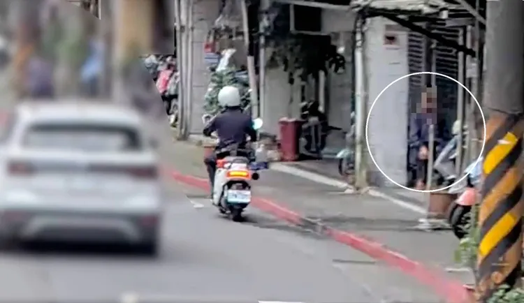 警方發現嫌疑人坐於騎樓處。警方提供