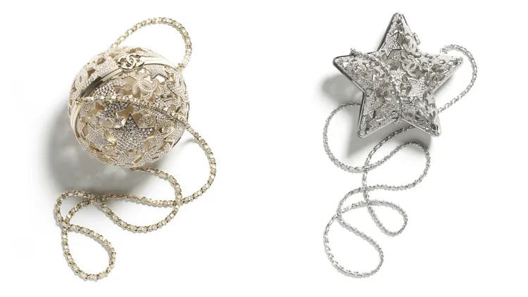 金色金屬鑲以雙C LOGO與星星水晶鏤空球型晚宴包（左圖）71萬9300元、銀色金屬鑲以雙C LOGO與星星水晶鏤空星型晚宴包（右圖）68萬3300元。品牌提供