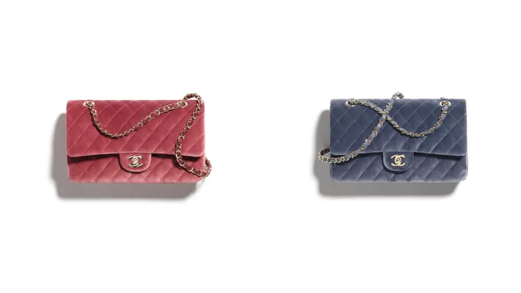 酒紅色菱格紋絲絨口蓋包（左圖）33萬9300元、深藍色菱格紋絲絨口蓋包（右圖）33萬9300元。品牌提供