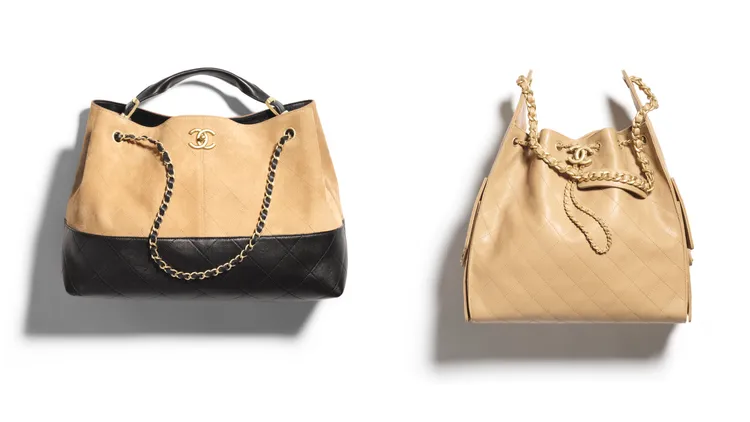 米黑色菱格紋麂皮拼接大型購物包（左圖）25萬1700元、深米色 CHANEL 25 包款中型款23萬1200元。品牌提供