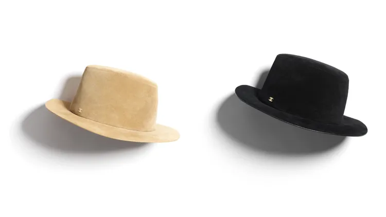 米色麂皮帽（左圖）5萬7200元、黑色麂皮帽（右圖）5萬7200元。品牌提供