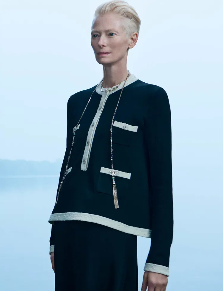 Tilda Swinton拍攝香奈兒2024/25 Métiers d’art工坊系列形象廣告。品牌提供