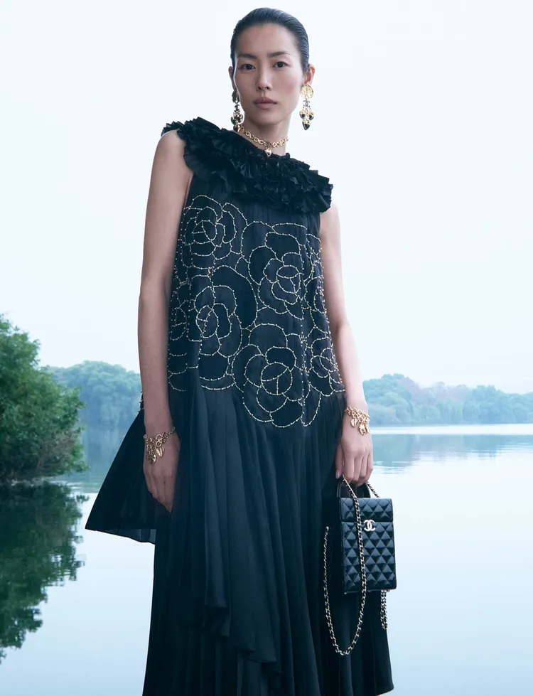 超模劉雯拍攝香奈兒2024/25 Métiers d’art工坊系列形象廣告。品牌提供