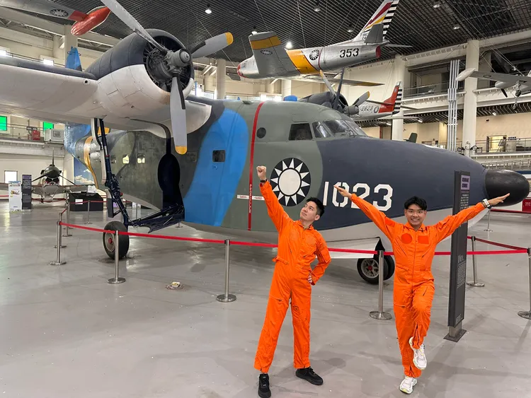 八弟（右）與小林賢伍登上總統專機空軍一號，細數近代空軍航空史。三立提供