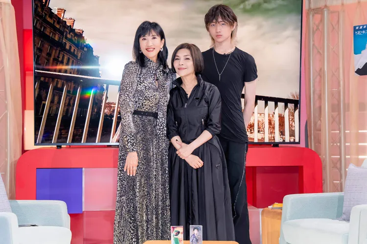 張清芳（中）攜大兒子Nathan（右）登上《TVBS看板人物》，左為主持人方念華。TVBS提供