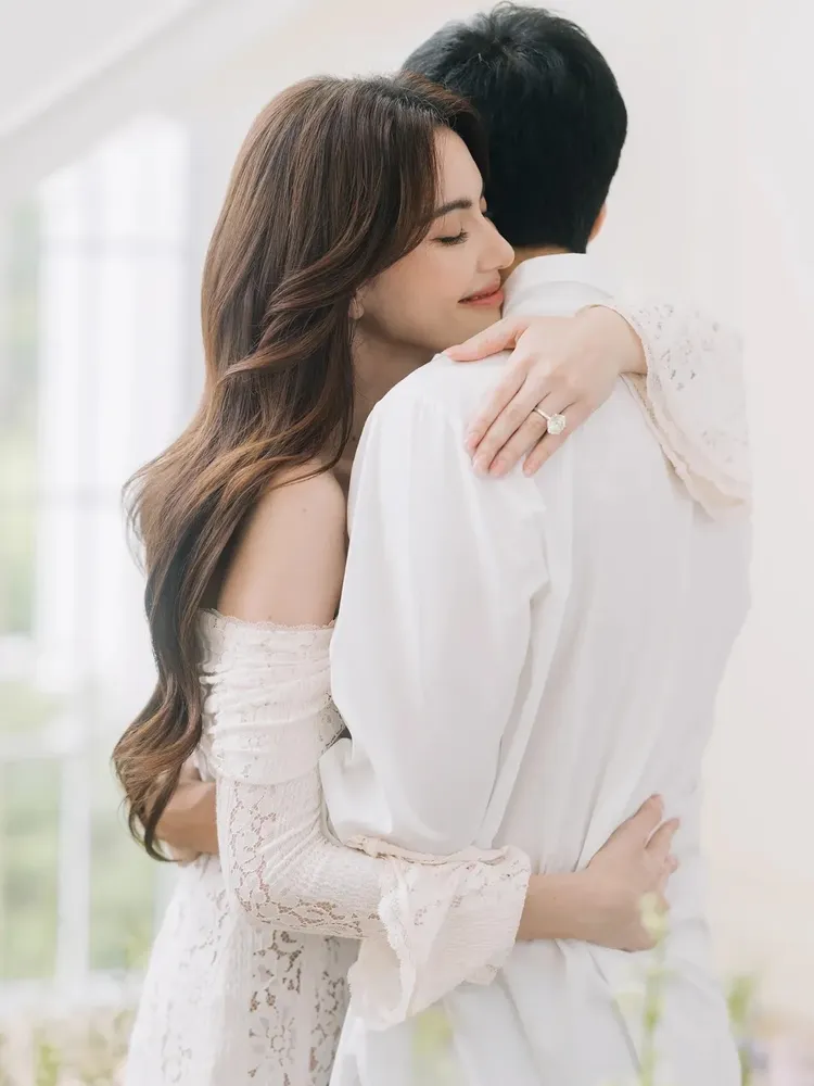 Mai Davika手上的大鑽戒目測重達10克拉。翻攝IG