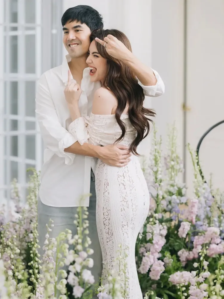 有「泰國第一神顏」稱號的女星Mai Davika（右）宣布和交往7年的男友Ter Chantavit訂婚。翻攝IG