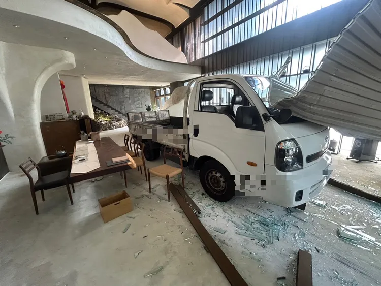 小貨車衝進茶行，撞壞鐵門，玻璃散落一地。民眾提供