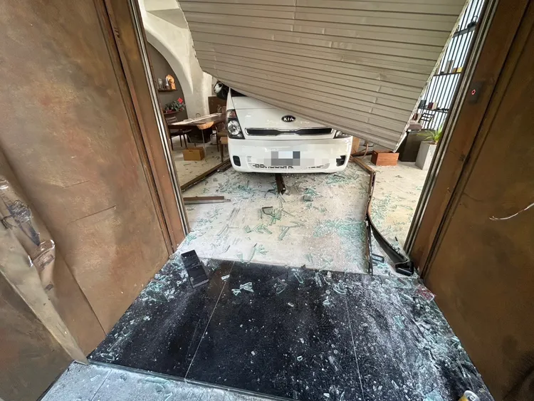 饅頭媽鄭姓前夫的茶行被人開車蓄意衝撞，嫌犯稱鄭男欠債不還。民眾提供