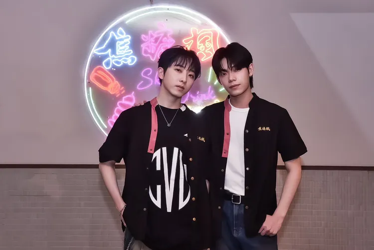 楷祐（左）與凱杰昨為知名串燒品牌獻一日店長初體驗。焦糖楓提供