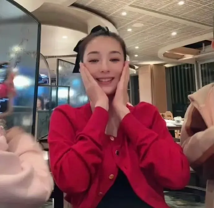 方媛母親節時就被眼尖網友發現小腹微隆。摘自微博