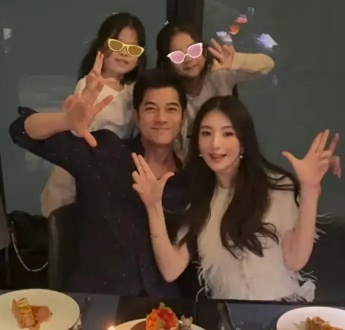 郭富城與方媛結婚8年，育有一對千金，如今將迎來新成員。摘自微博