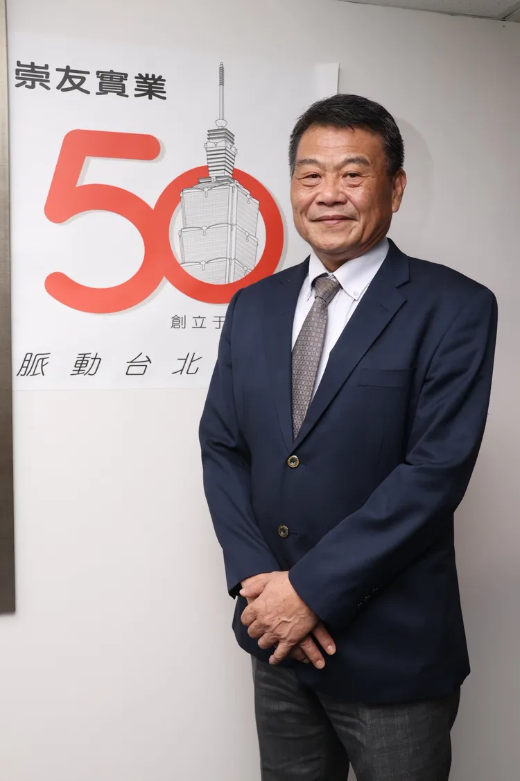 崇友實業是台灣唯一上市櫃的本土電梯廠，成立至今51年，總經理游本立在崇友工作資歷長達48年，游本立1977年高中一畢業就進入崇友從基層做起苦幹實幹。莊宗達攝
