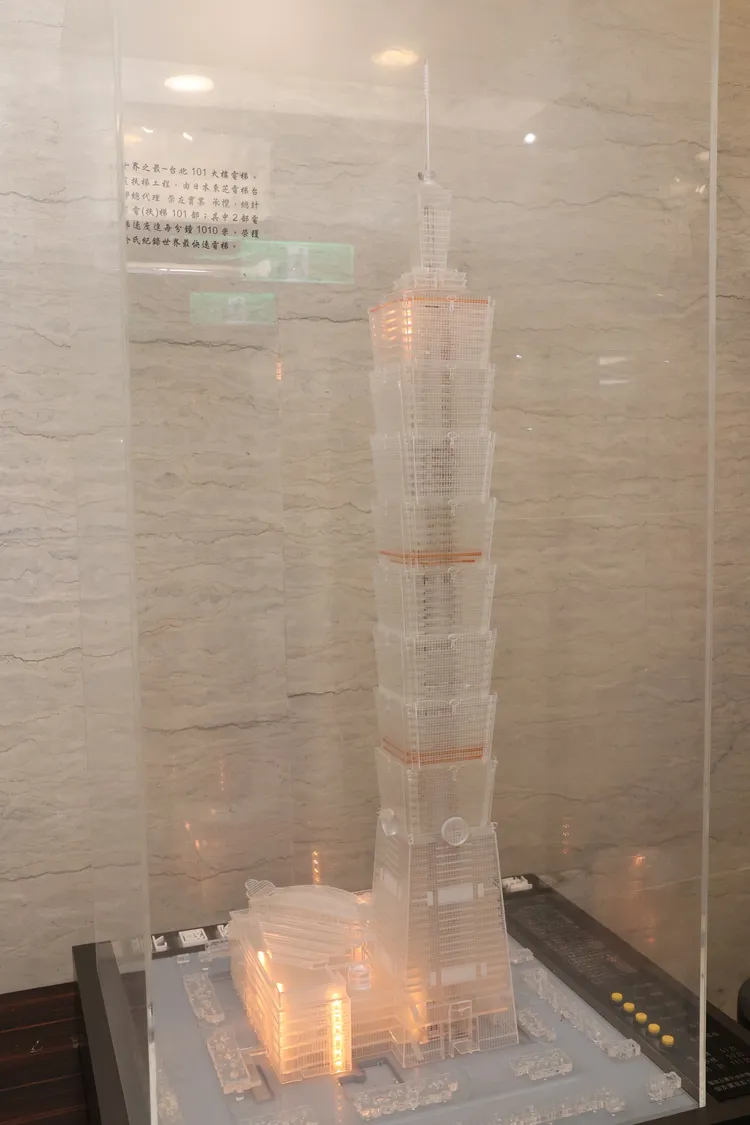 崇友實業於1999年與日本東芝電梯技術合作，成功承攬台北101大樓內電梯與電扶梯工程，當時獲得金氏紀錄認證為「全世界最快速電梯」。莊宗達攝