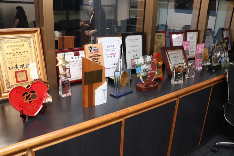 崇友實業於1999年與日本東芝電梯技術合作，成功承攬台北101大樓內電梯與電扶梯工程，當時獲得金氏紀錄認證為「全世界最快速電梯」。莊宗達攝