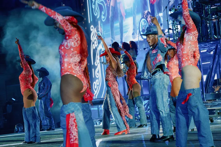 碧昂絲的女兒Blue Ivy也同樣穿著LOEWE的佩斯利印花上衣和做舊牛仔長褲。品牌提供