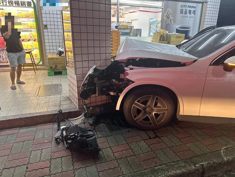 林姓駕駛未受傷，修車費用有保險負擔，但也必須處理超商梁柱恢復費用。翻攝畫面