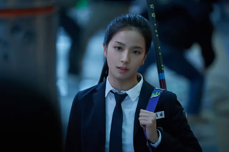 Jisoo詮釋戰鬥能力高強的高中生「李智慧」。采昌國際提供