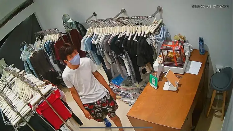 刺青男利用商場打烊之際躲在商場內，再四處行竊。翻攝Threads/conys_tw