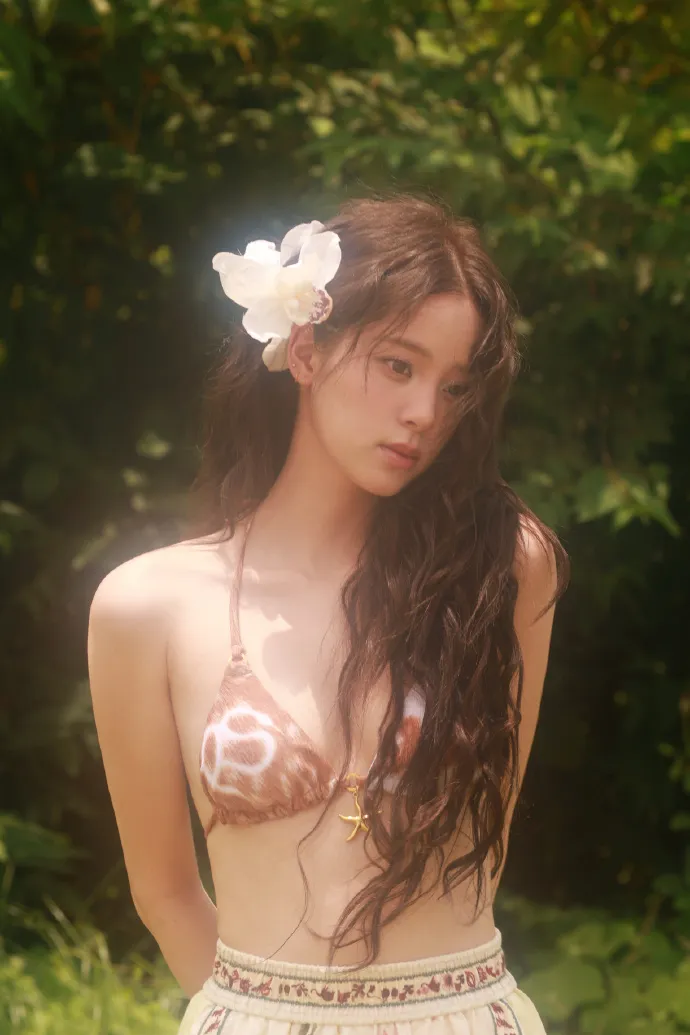 歐陽娜娜在三亞怕性感美照。翻攝歐陽娜娜工作室微博