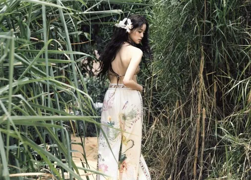 歐陽娜娜轉身露美背。翻攝歐陽娜娜工作室微博