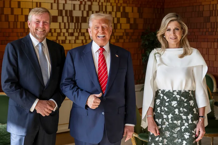 川普（中）與荷蘭國王亞歷山大（中）夫婦會面。美聯社