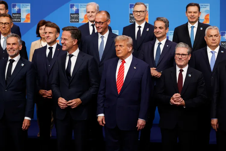北約安排川普（右二）站在所有大合照的C位。美聯社