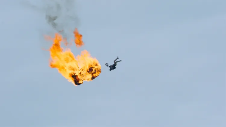 阿湯哥挑戰火焰跳傘。UIP提供