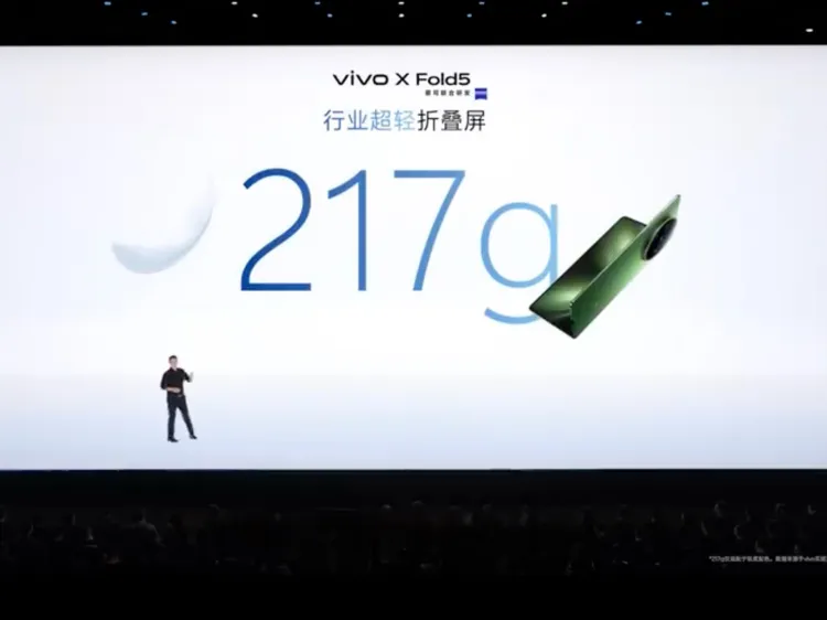 X Fold5鈦黑版本重量僅217g，較前代219g更輕。vivo官網