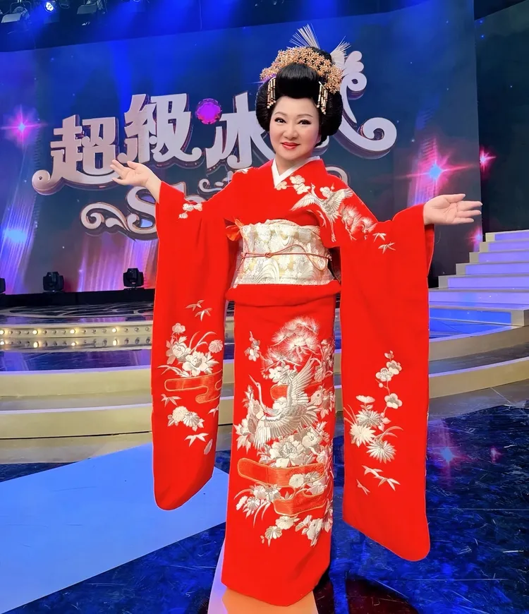 白冰冰穿上和服，在《超級冰冰Show》唱演歌。長興影視提供