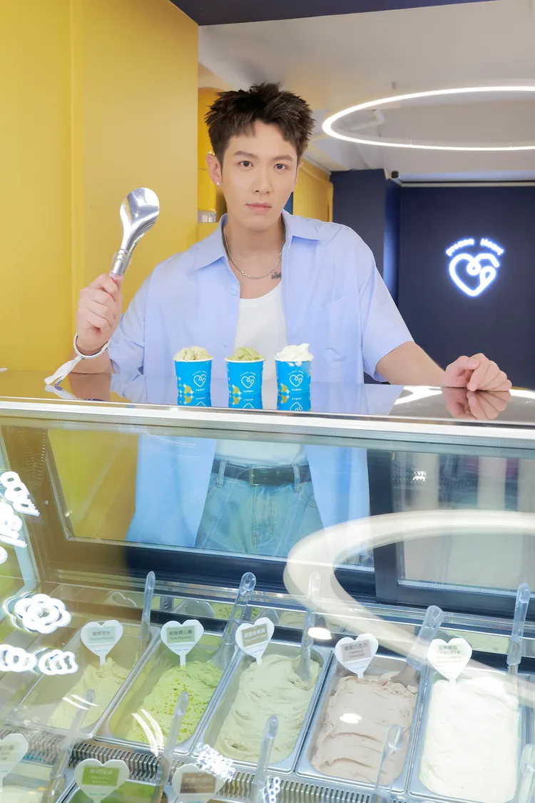 柯震東挖冰寵粉。品牌提供