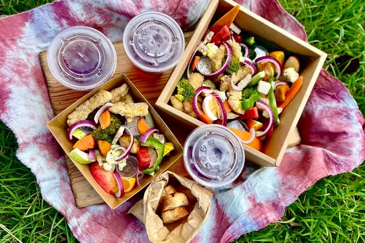 易遊網與被譽為全台「最美路邊攤」的人氣餐廳「我在玩-玩冰箱」合作推出草地野餐體驗。業者提供