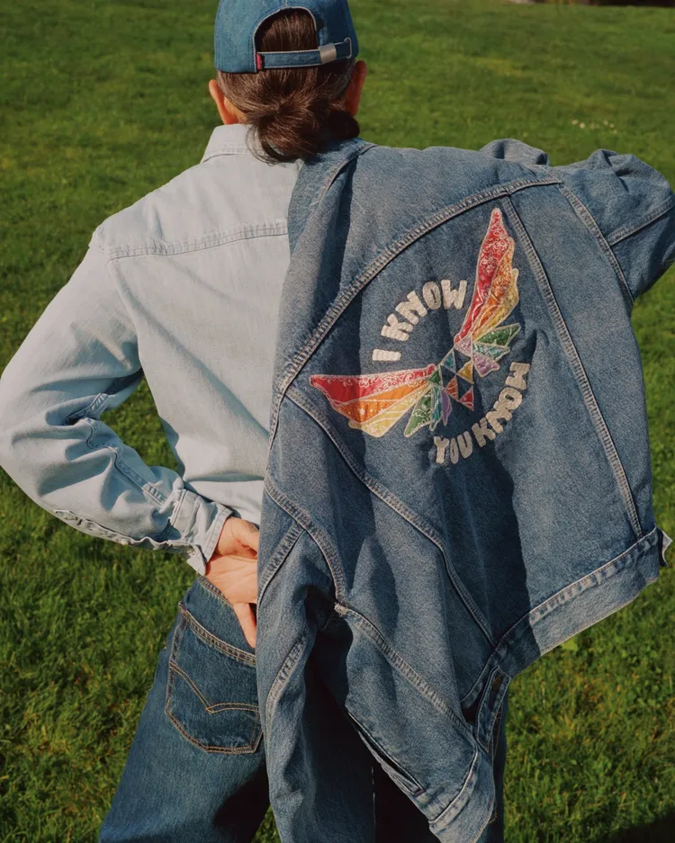 Pride 2025系列的丹寧夾克，於背後處運用醒目彩虹圖樣直點主題。品牌提供